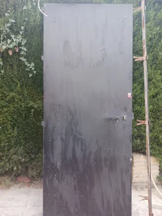 Puerta de hierro con manilla, cerradura y premarc