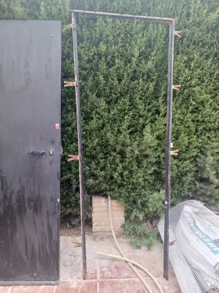 Puerta de hierro con manilla, cerradura y premarc