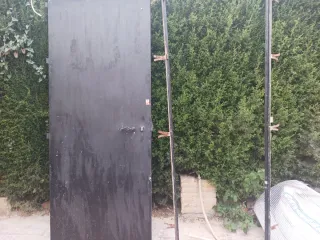 Puerta de hierro con manilla, cerradura y premarc