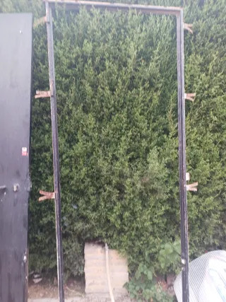 Puerta de hierro con manilla, cerradura y premarc