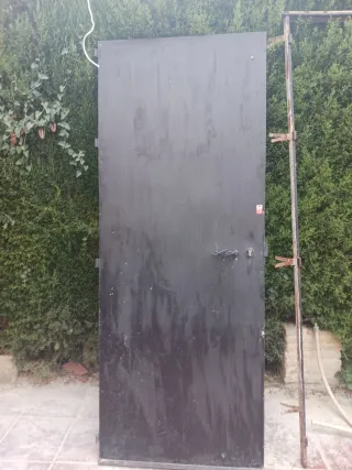 Puerta de hierro con manilla, cerradura y premarc