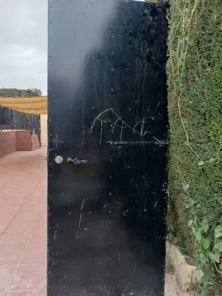 Puerta de hierro con manilla,  cerradura y premarc