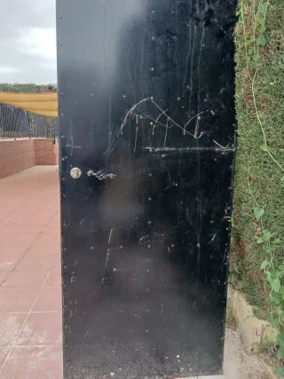 Puerta de hierro con manilla,  cerradura y premarc