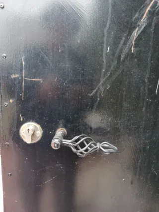 Puerta de hierro con manilla,  cerradura y premarc
