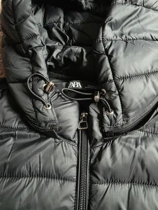 Chaqueta negra con capucha y cremallera