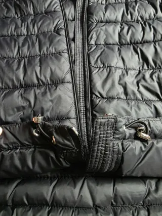 Chaqueta negra con capucha y cremallera