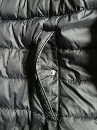 Chaqueta negra con capucha y cremallera