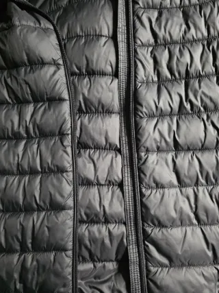 Chaqueta negra con capucha y cremallera