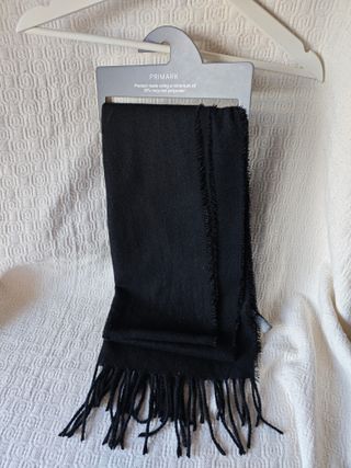 Bufanda negra con flecos ligera nueva con etiqueta
