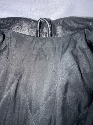 Abrigo cuero vintage negro botones y solapa