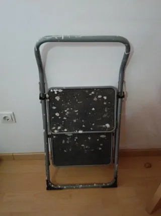 Escalera de dos peldaños plegable