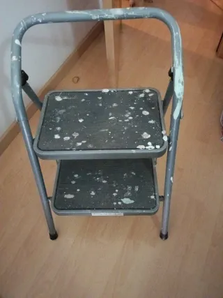 Escalera de dos peldaños plegable