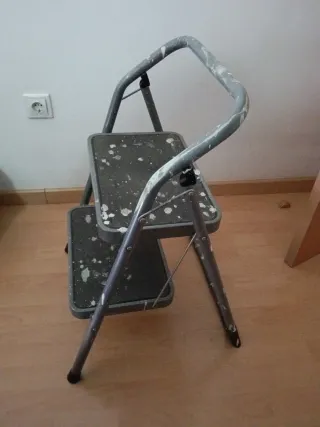 Escalera de dos peldaños plegable