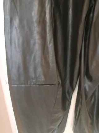 Pantalón polipiel negro ancho