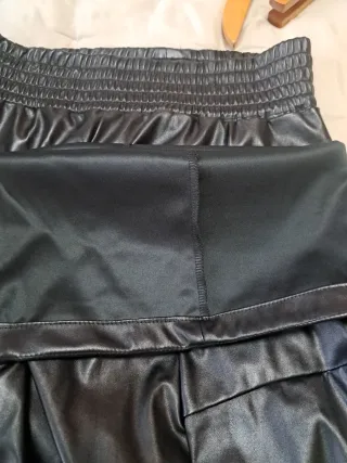 Pantalón polipiel negro ancho