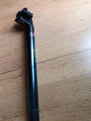 Tija de sillín de bicicleta negra