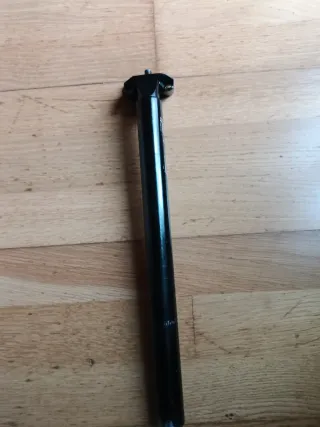 Tija de sillín de bicicleta negra