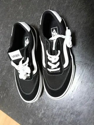 Zapatillas Vans Negras y Blancas