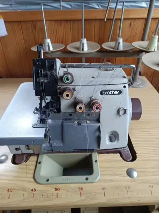 Máquina de coser industrial JUKI y Owerlok Brother
