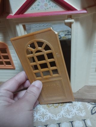 Casa Sylvanian Families vacía con puerta rota