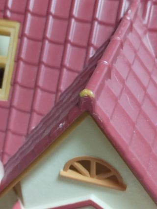 Casa Sylvanian Families vacía con puerta rota