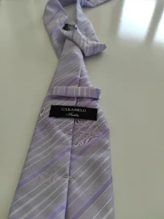 Corbata de seda púrpura