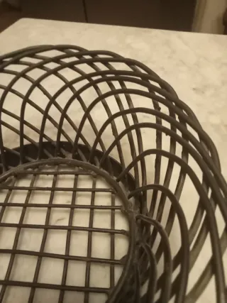 Cestino decorativo in metallo marrone