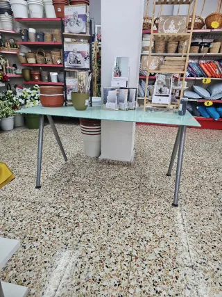 Mesa de cristal y metal