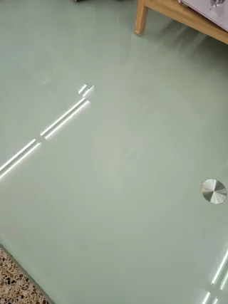 Mesa de cristal y metal