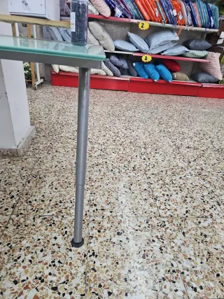 Mesa de cristal y metal