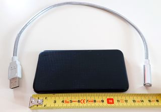 Power bank Spigen F706L 5000 mAh e lampada LED USB