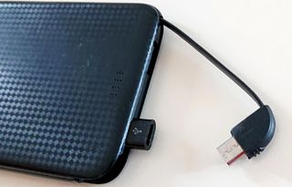 Power bank Spigen F706L 5000 mAh e lampada LED USB