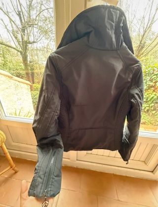 Chaqueta impermeable MNG negra