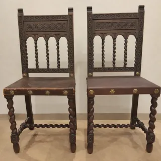 Pareja de sillas antiguas neorrenacimiento cuero