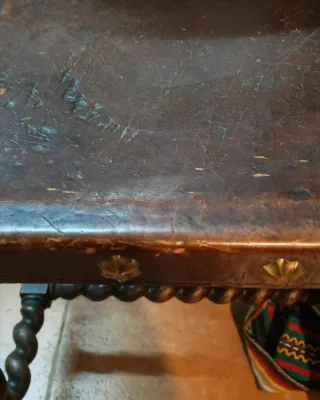 Pareja de sillas antiguas neorrenacimiento cuero