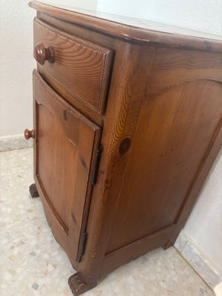 Mesita de noche de madera