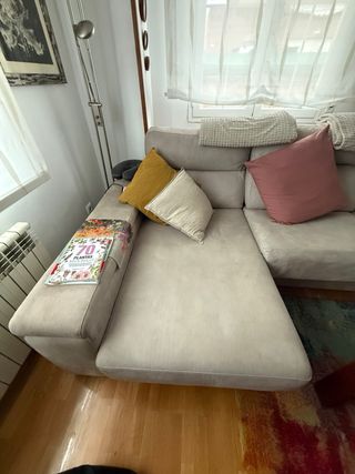 Sofá chaiselongue tela beige y rosa