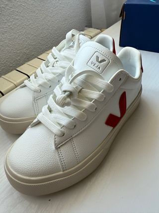 Zapatillas Veja Blancas y Rojas