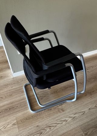 4 sillas apilables negras y plateadas