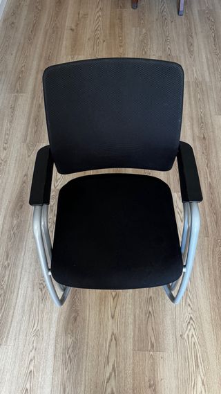 4 sillas apilables negras y plateadas