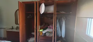 Conjunto dormitorio: armario, cómoda, mesilla