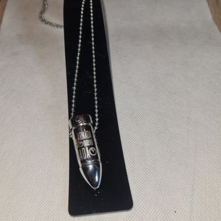 Catenina con ciondolo a forma di proiettile