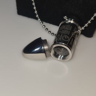 Catenina con ciondolo a forma di proiettile