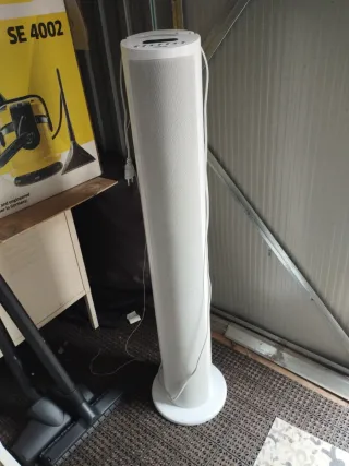 Altavoz de pie blanco