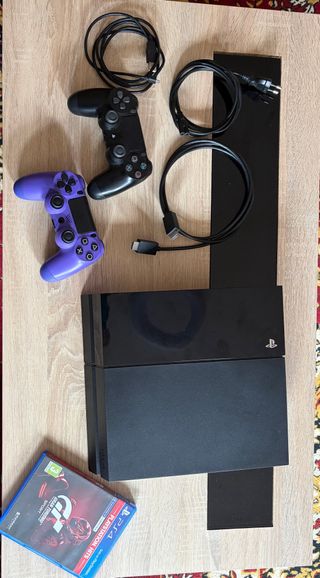 PS4 (PlayStation 4) con 2 mandos y juego