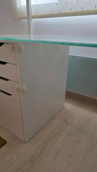 Escritorio de cristal con cajonera y pata blanca y