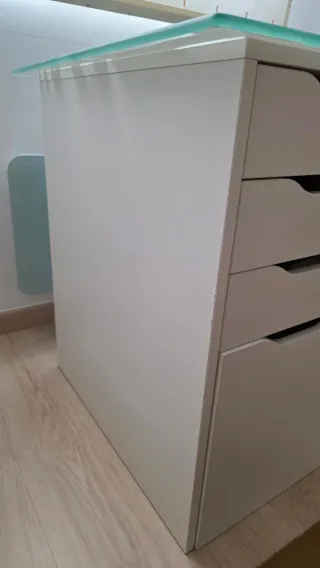 Escritorio de cristal con cajonera y pata blanca y