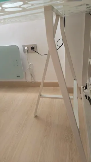 Escritorio de cristal con cajonera y pata blanca y