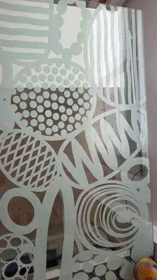 Escritorio de cristal con cajonera y pata blanca y