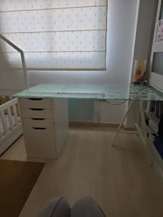 Escritorio de cristal con cajonera y pata blanca y